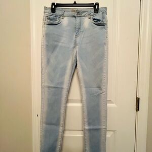 Cute jeans! Great paired with a heel!